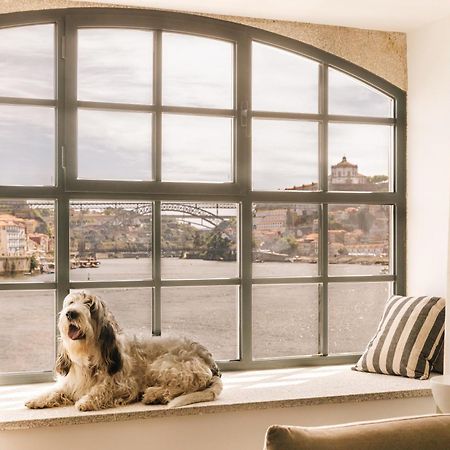 The Rebello Hotel & Spa - Small Luxury Hotels Of The World Vila Nova de Gaia Eksteriør billede A window with a dog