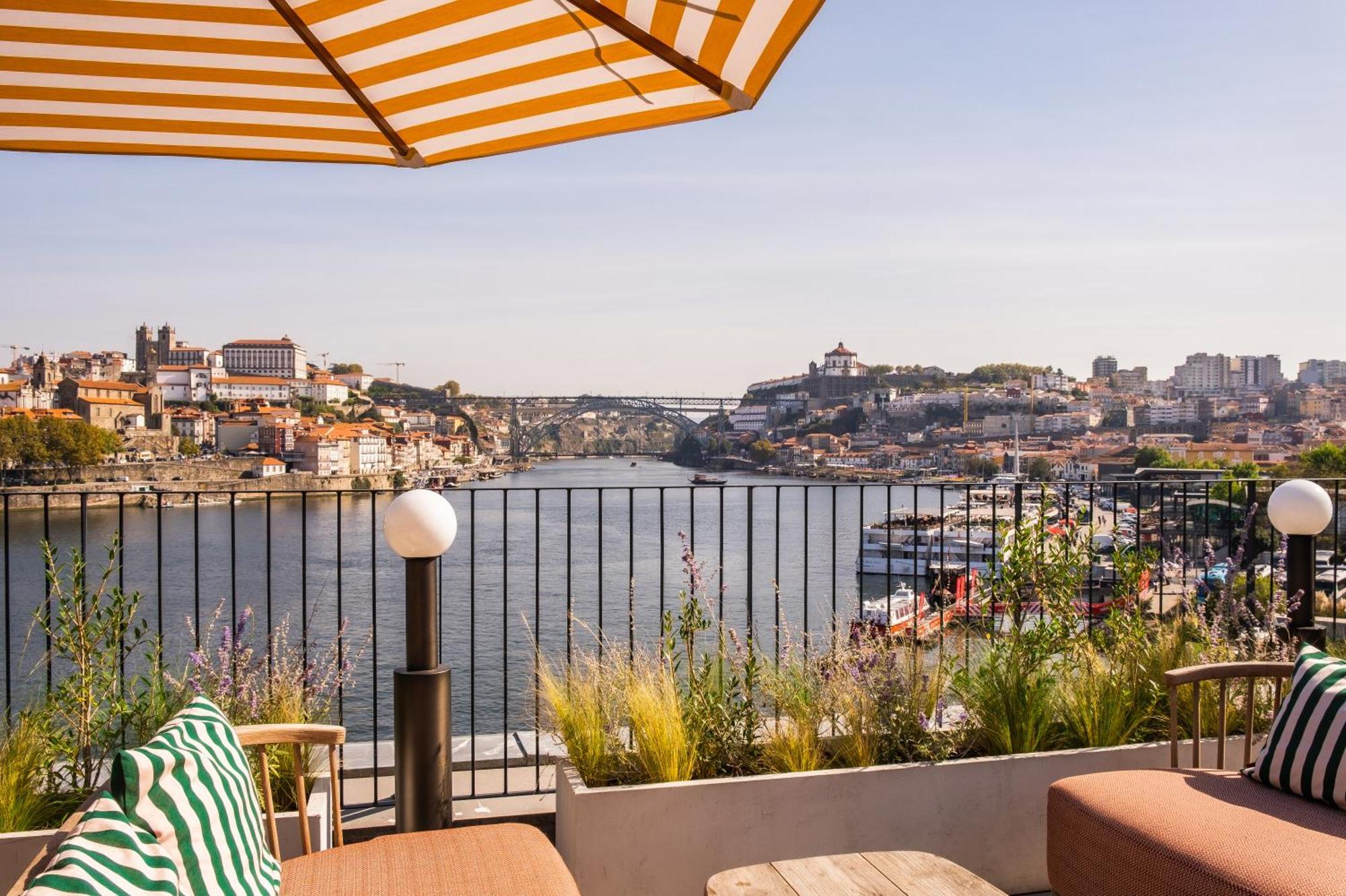 The Rebello Hotel & Spa - Small Luxury Hotels Of The World Vila Nova de Gaia Eksteriør billede The view from the hotel's rooftop terrace