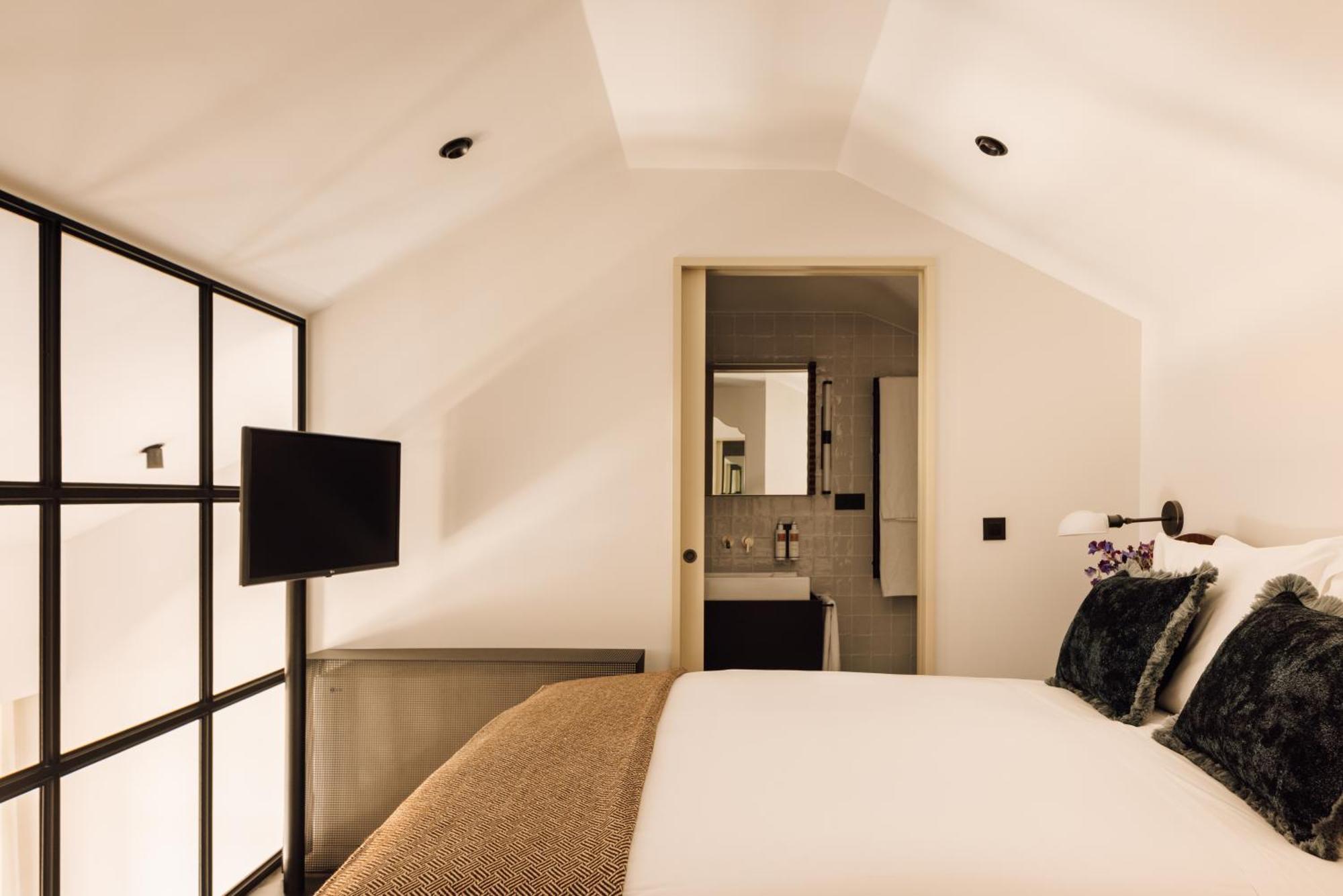 The Rebello Hotel & Spa - Small Luxury Hotels Of The World Vila Nova de Gaia Eksteriør billede A bedroom at the hotel