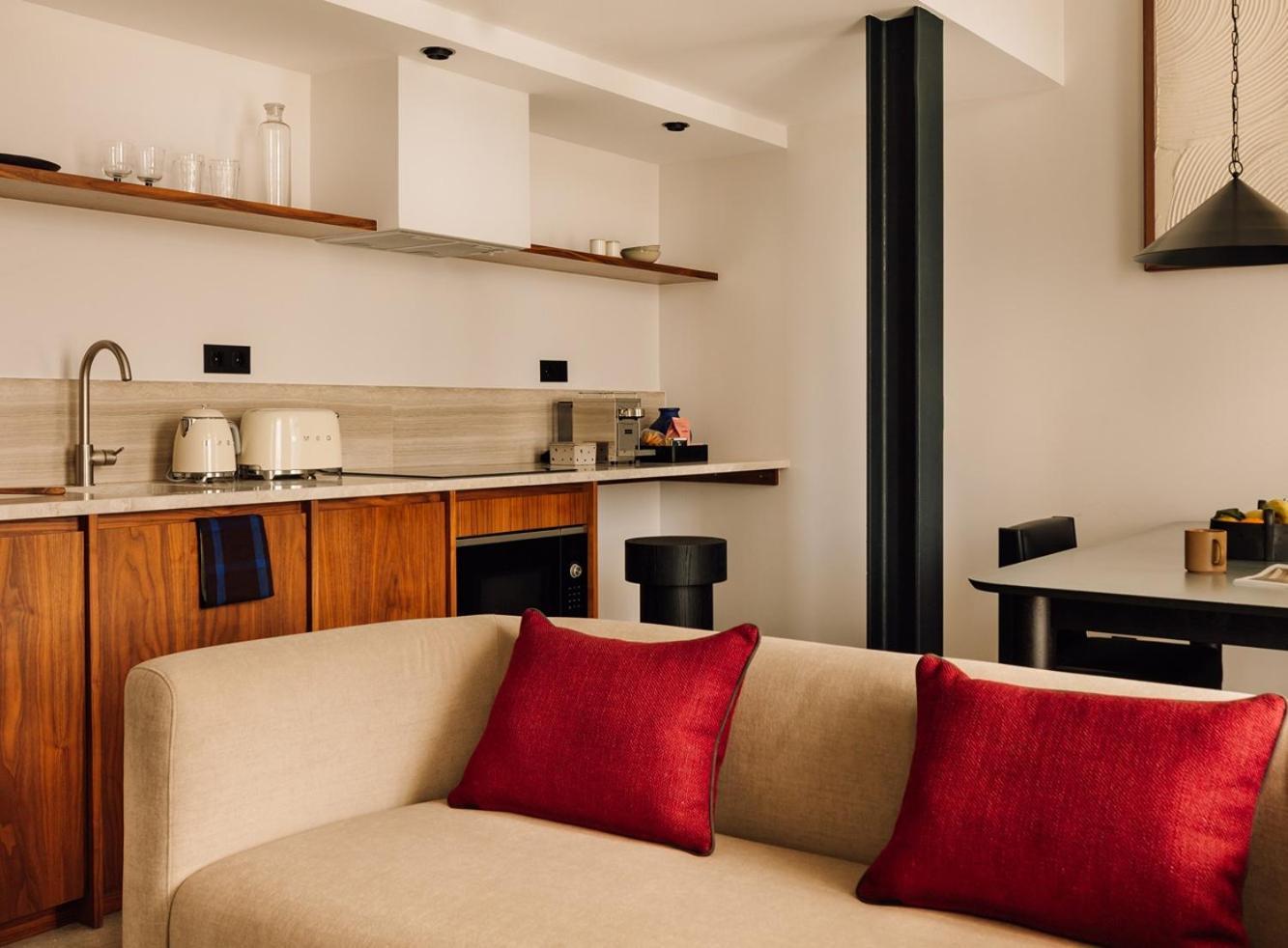 The Rebello Hotel & Spa - Small Luxury Hotels Of The World Vila Nova de Gaia Eksteriør billede A kitchen in a suite at the Mandarin Oriental, Munich