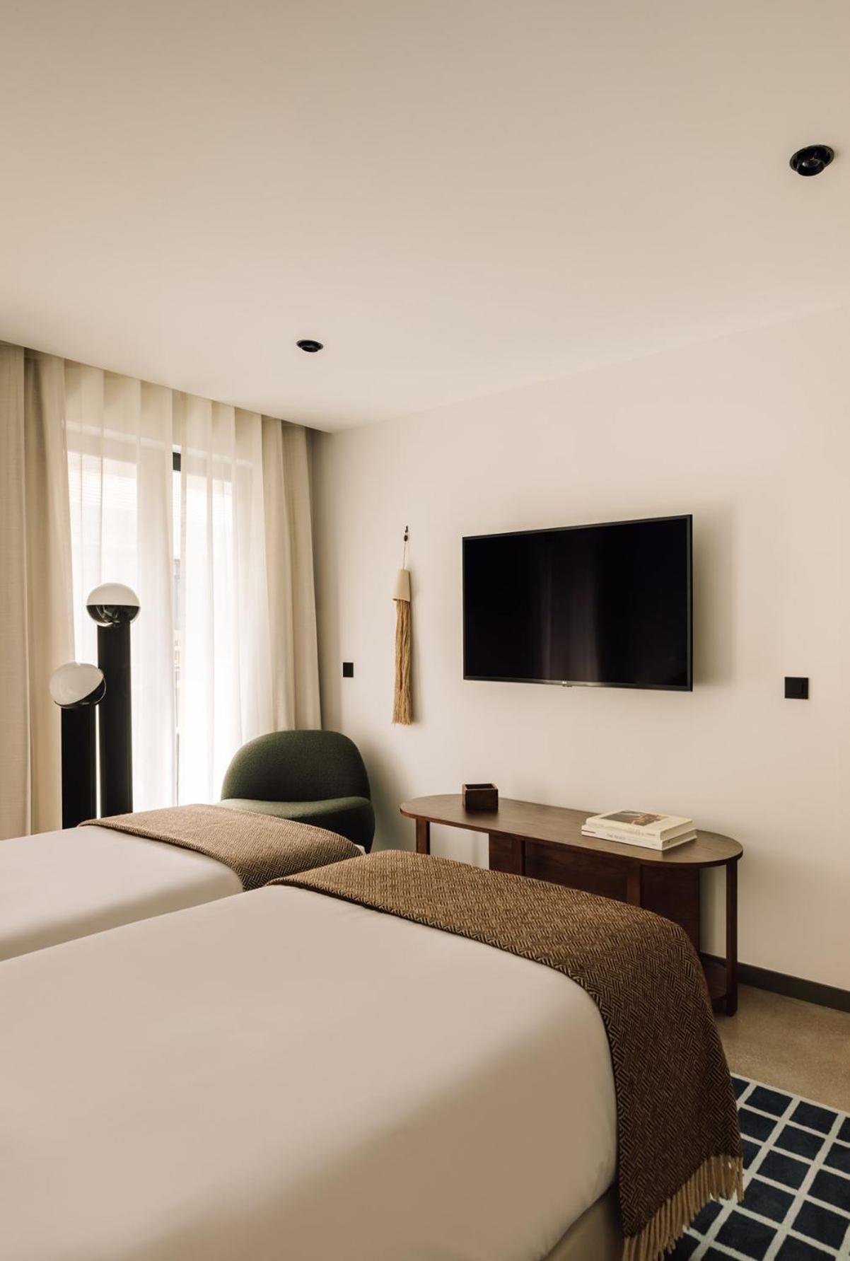 The Rebello Hotel & Spa - Small Luxury Hotels Of The World Vila Nova de Gaia Eksteriør billede A television mounted on a wall